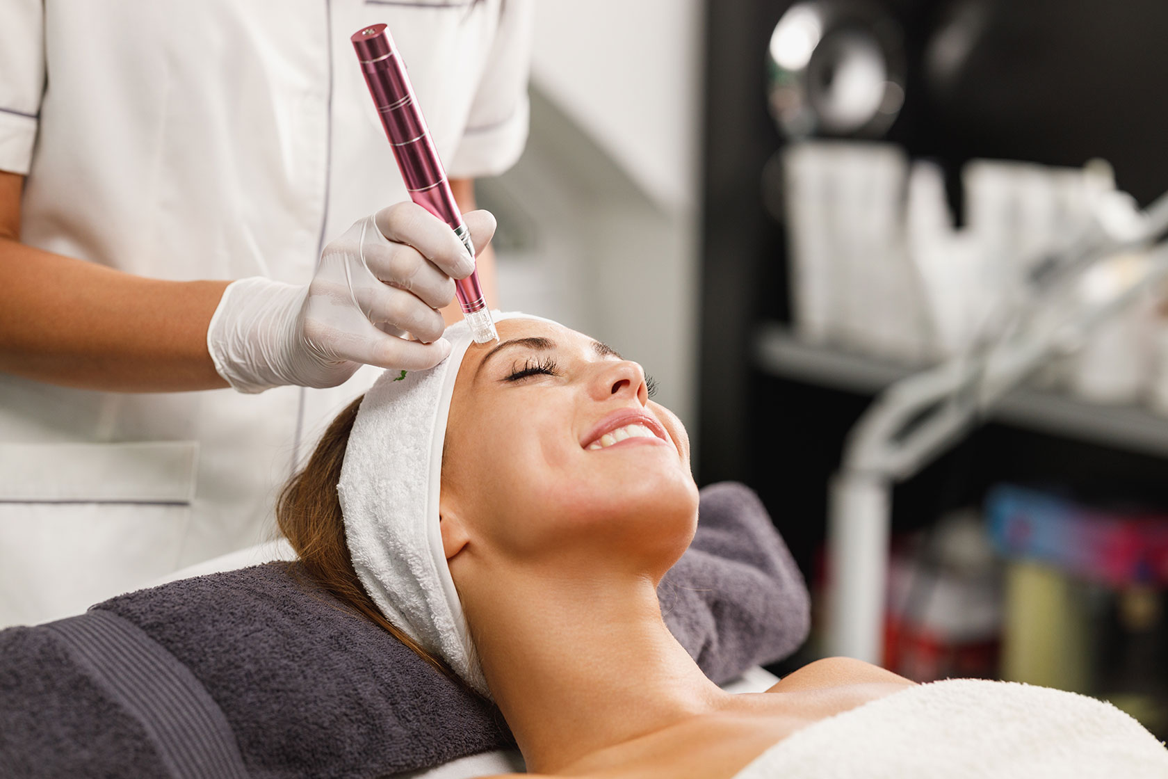 Microneedling bei Zeinab Beauty
